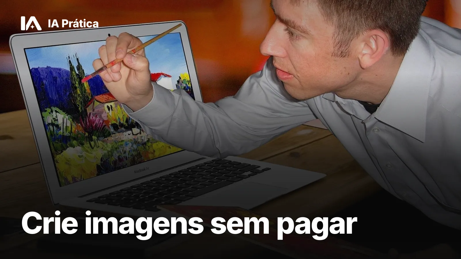 Homem pintando com um pincel sobre a tela de um notebook que exibe uma paisagem colorida