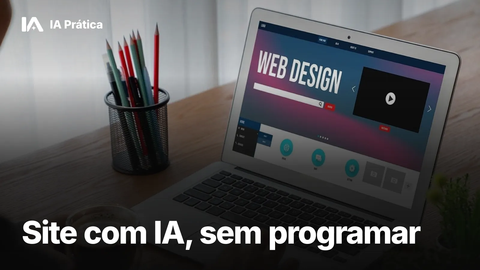 Notebook aberto numa página de web design, ao lado de um porta-lápis e uma xícara