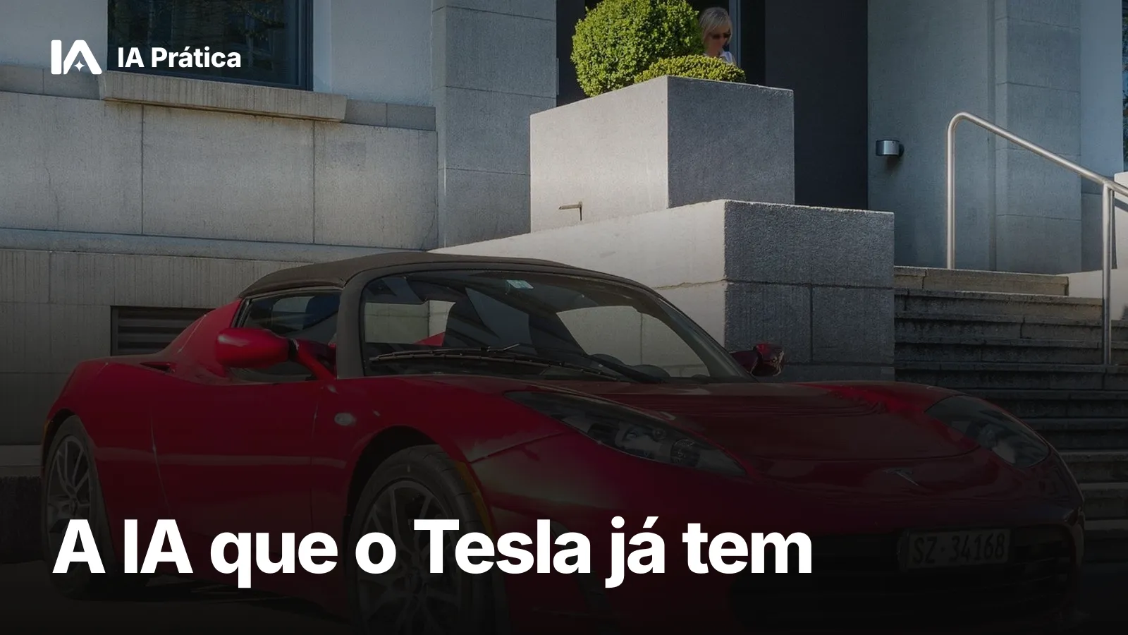 Tesla Roadster vermelho de primeira geração, com capota preta, estacionado diante de uma escadaria de pedra