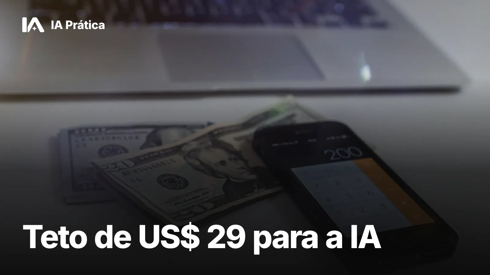 Notas de dólar e um celular com calculadora aberta ao lado de um notebook fechado