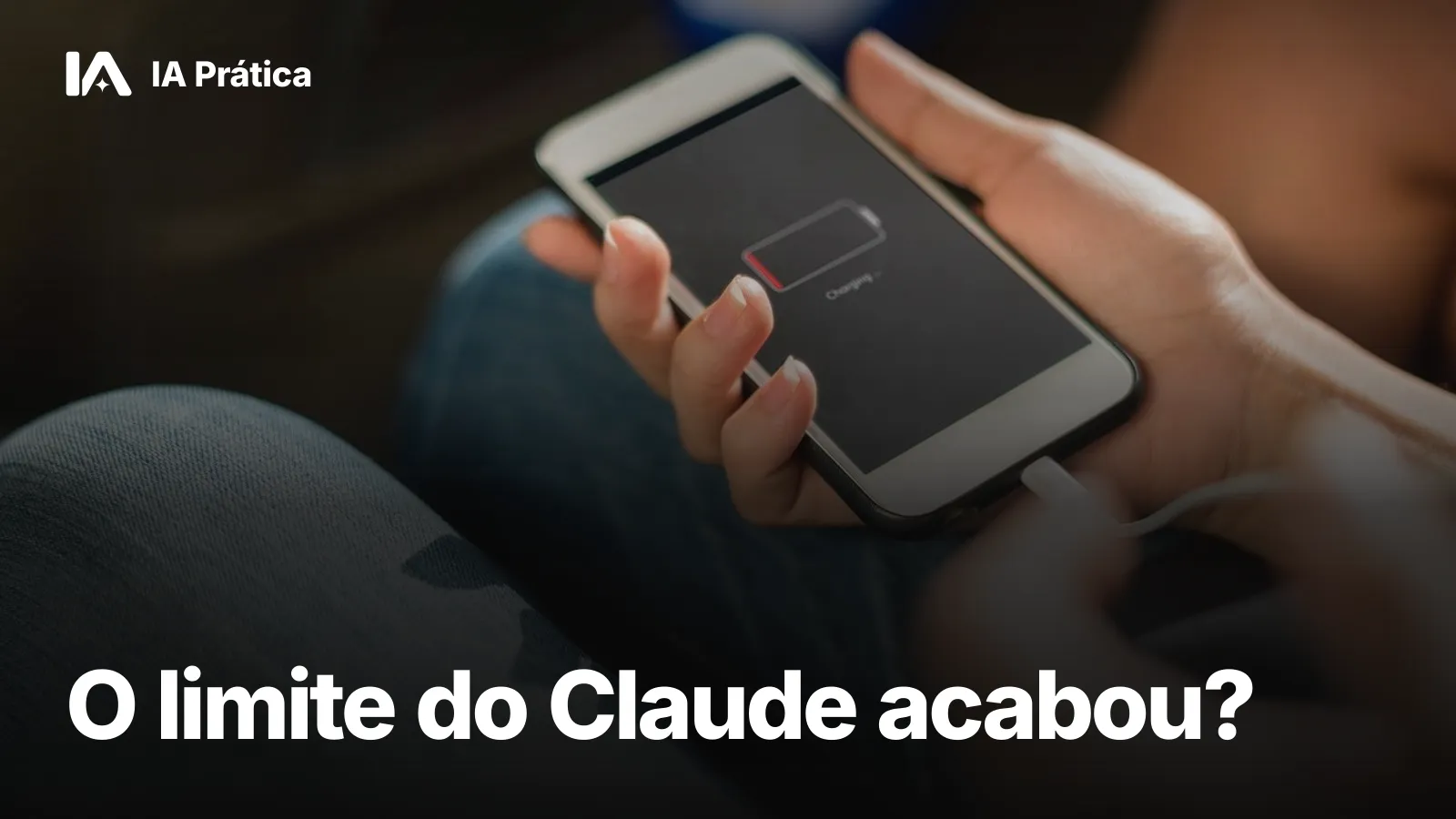 Mãos segurando um celular com a bateria quase vazia, ligado ao carregador