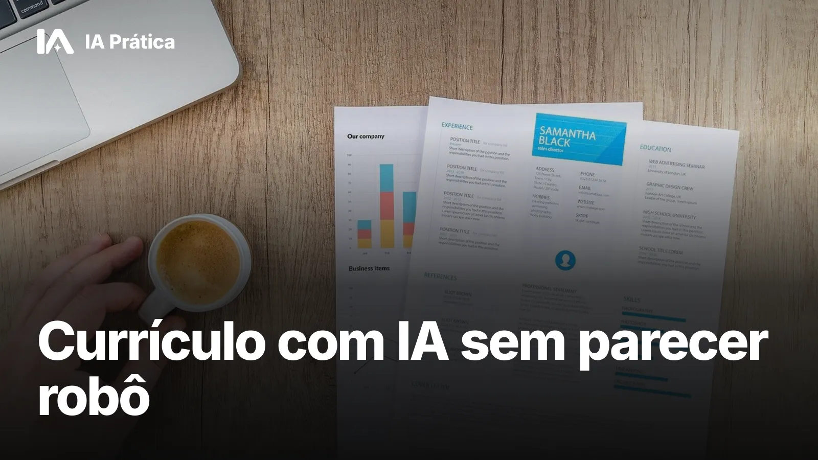 Modelos de currículo impressos sobre uma mesa de madeira, ao lado de um notebook e uma xícara de café